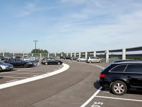 P1 Holiday – oficjalny parking lotniskowy – parking przy lotnisku Hamburg, zdjęcie 3