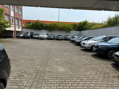 Parking Marspark Outdoor Valet – parking przy lotnisku Düsseldorf, zdjęcie 2