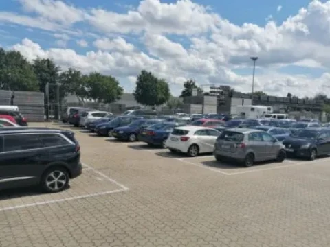 Parking naziemny P3 - Oficjalny parking lotniskowy – parking przy lotnisku Brema, zdjęcie 2
