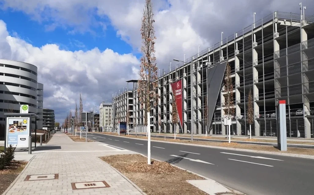 Parking wielopoziomowy P2 - Oficjalny parking lotniskowy – parking przy lotnisku Norymberga