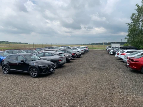 Parking z widokiem – parking przy lotnisku Katowice Pyrzowice, zdjęcie 2
